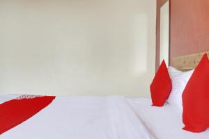 Säng eller sängar i ett rum på OYO Hotel Aarambh Near Fun Time Multiplex
