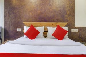 Ліжко або ліжка в номері OYO Hotel Aarambh Near Fun Time Multiplex