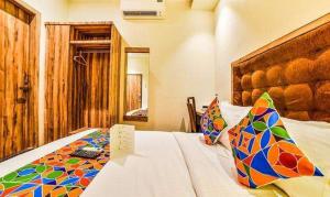 Postel nebo postele na pokoji v ubytování FabHotel Ascot International II - Nr Mumbai International Airport