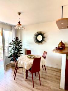 een eetkamer met een tafel en stoelen bij Appartement spacieux à 10 minutes de la plage, vue mer in Menton