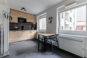 een keuken met een tafel en stoelen en een raam bij Résidence le premium, hyper centre, studio tout équipé in Straatsburg