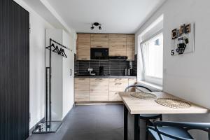 een keuken met een tafel en stoelen in een kamer bij Résidence le premium, hyper centre, studio tout équipé in Straatsburg