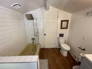y baño con bañera, aseo y ducha. en Recently Remodeled 2 Story 4 Bedroom Home, en Kings Beach
