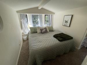 um quarto com uma cama num quarto com janelas em Recently Remodeled 2 Story 4 Bedroom Home em Kings Beach