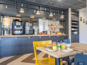 a dining room with a table and chairs at B&B HOTEL Saint-Martin-de-Crau Alpilles Camargue in Saint-Martin-de-Crau