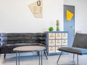 A seating area at B&B HOTEL Saint-Martin-de-Crau Alpilles Camargue