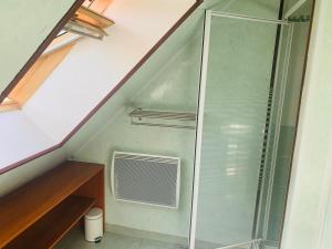 Et badeværelse på Appartement situé prés des plages et du golf + 41 billeder