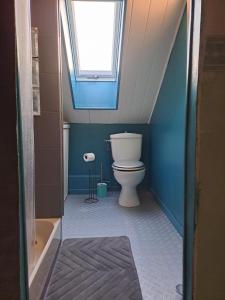 Ванная комната в Chambre aux portes du circuit
