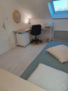 Dormitorio con escritorio, cama, escritorio y silla en Chambre aux portes du circuit en Mulsanne