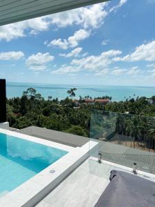 uitzicht op de oceaan vanuit een huis bij duplex 2 bedroom sea view villa with private pool in Koh Samui 