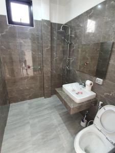 een badkamer met wastafel, douche en toilet bij duplex 2 bedroom sea view villa with private pool in Koh Samui 