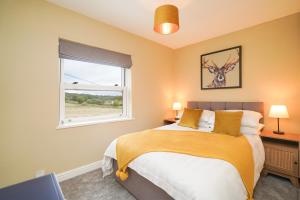 1 dormitorio con cama y ventana en Rural escape with peaks from your door en Sheffield