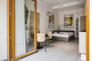 um quarto com um espelho, uma cama e uma mesa em JOIVY Welcoming Studio near CityLife em Milão