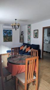 - un salon avec une table et un canapé dans l'établissement Apartamento Turístico Dalmacia, à Gata