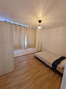 um quarto com uma cama e um tecto em Appartement Spacieux et Rénové em Neuilly-sur-Marne