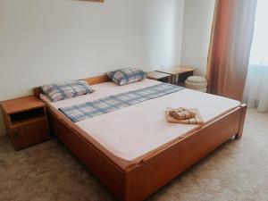a bedroom with a bed with a wooden frame at Motel Dačo in Vitez