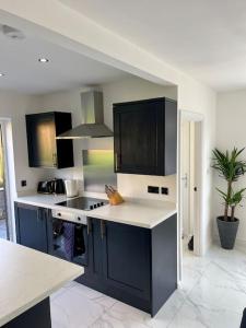 Dapur atau dapur kecil di Modern Bungalow - Holiday or Contractors - Driveway Parking