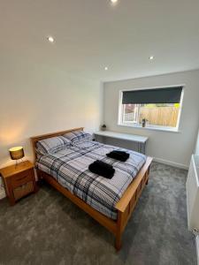 a bedroom with a bed and a window at Modern bungalow in good location in Aberdulais