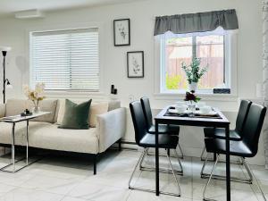 ein Wohnzimmer mit einem Tisch und einem Sofa in der Unterkunft 2BR 1.5BA Full Kitchen Private Guest House - Free Parking - Central Location in Vancouver