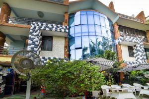 DānāpurにあるHotel O Cafe Garden Villaの側面に壁画がある建物