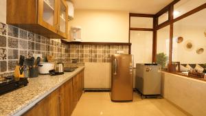 uma cozinha com um frigorífico de aço inoxidável em Walisons Homestay Spirea em Srinagar