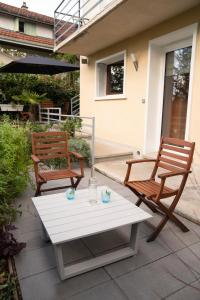 twee stoelen en een tafel op een patio bij Charmant Appartement T2 Parking & Terrasse - Crêt de la Roche in Aix-les-Bains