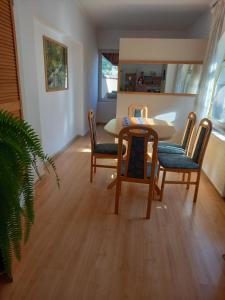 comedor con mesa y sillas en Spacious home, en Gödöllő