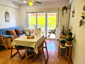 Χώρος καθιστικού στο Bonito apartamento con vistas al mar