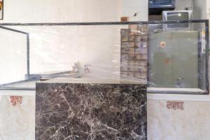 uma vitrine de vidro com um balcão de mármore preto em SPOT ON Hotel Sanskriti em Nagpur