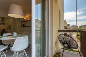 Habitación con balcón con mesa y sillas. en Appartamento Garbino Deluxe - MyHo Casa, en Marina Palmense