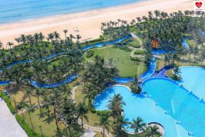 uma vista aérea do parque aquático na praia em Victor Group Condotel Cam Ranh em Cam Lâm