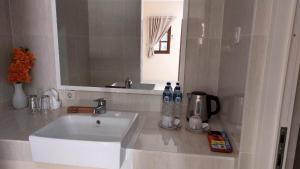 Koupelna v ubytování Grand Melka Hotel + 27 fotografií