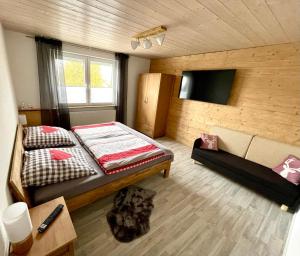 una camera con letto, divano e TV di FLAIR Bad Rodach - 5 Sterne Ferienwohnungen a Bad Rodach
