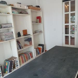 um quarto com uma estante de livros com livros em Villa Mogador em Essaouira