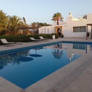 uma piscina em frente a uma casa em Villa Mogador em Essaouira