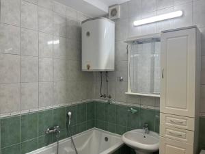 bagno con lavandino, vasca e servizi igienici di Verde 1 a Šabac