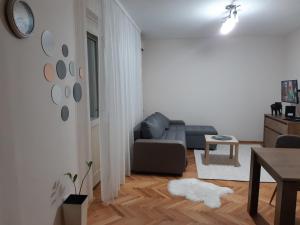 un soggiorno con divano e tavolo di Verde 1 a Šabac