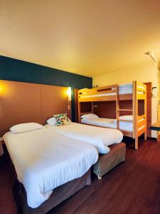ミヨーにあるカンパニール ミヨーの二段ベッド2組が備わるホテルルームのベッド2台
