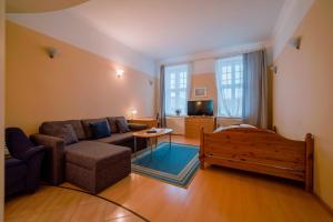 un soggiorno con divano e tavolo di Romeo Family Apartments a Tallinn