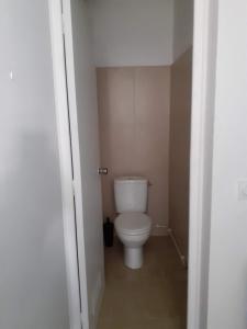 uma casa de banho com WC num pequeno quarto em Cosy Home Papeete em Papeete
