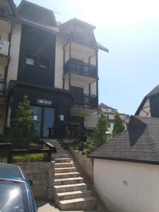 ein großes Haus mit Treppe davor in der Unterkunft JollyKop Vila Valentina A14 in Kopaonik