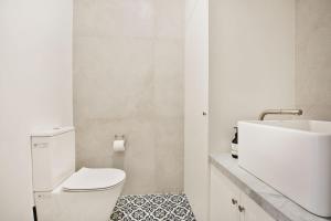 Camellia - Pet Friendly - 3 Min Walk to Centre of Berry的一间浴室
