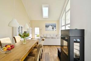 トレントにあるVilla Seeadlerのリビングルーム(テーブル付)、リビングルーム(暖炉付) +2枚の写真