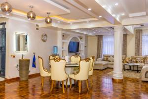 sala de estar con mesa y sillas en Nanyuki Likizo Castle, en Naro Moru