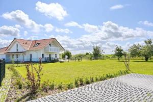 トレントにあるVilla Seeadlerの緑の庭のある畑の白家