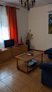 sala de estar con mesa de centro y TV en Apartamento Turístico Dalmacia, en Gata