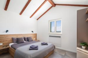 una camera da letto con due letti e una finestra di Villa Vallis a Zaton Altre 30 foto