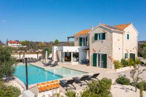 una villa con piscina e una casa di Villa Vallis a Zaton