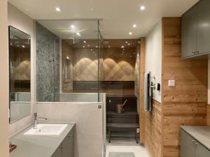 a bathroom with two sinks and a glass shower at VILLA TUNDRA in Ruka +40 photos