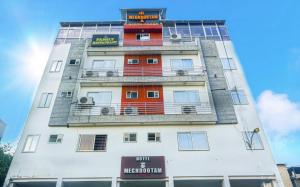 Edificio alto blanco con balcón rojo en Hotel Shree Meghdootam en Bhopal